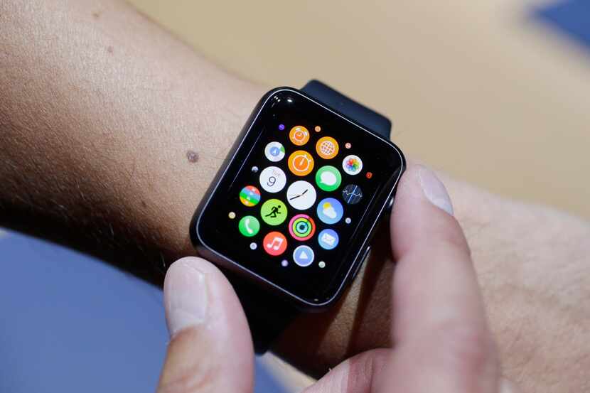 Un usuario personaliza el reloj de Apple Watch. (AP/Marcio Jose Sanchez)
