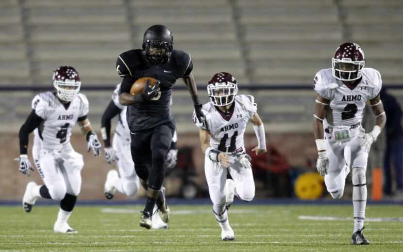 South Oak Cliff wide receiver JF Thomas (6) runs for a touchdown after making the catch as...