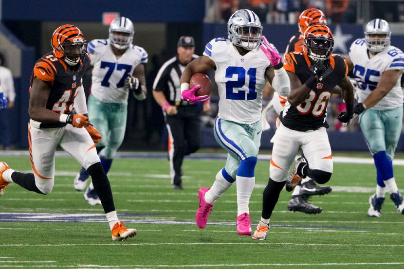 Dallas Cowboys running back Ezekiel Elliott (21) breaks away for a 60 yard touch down in the...