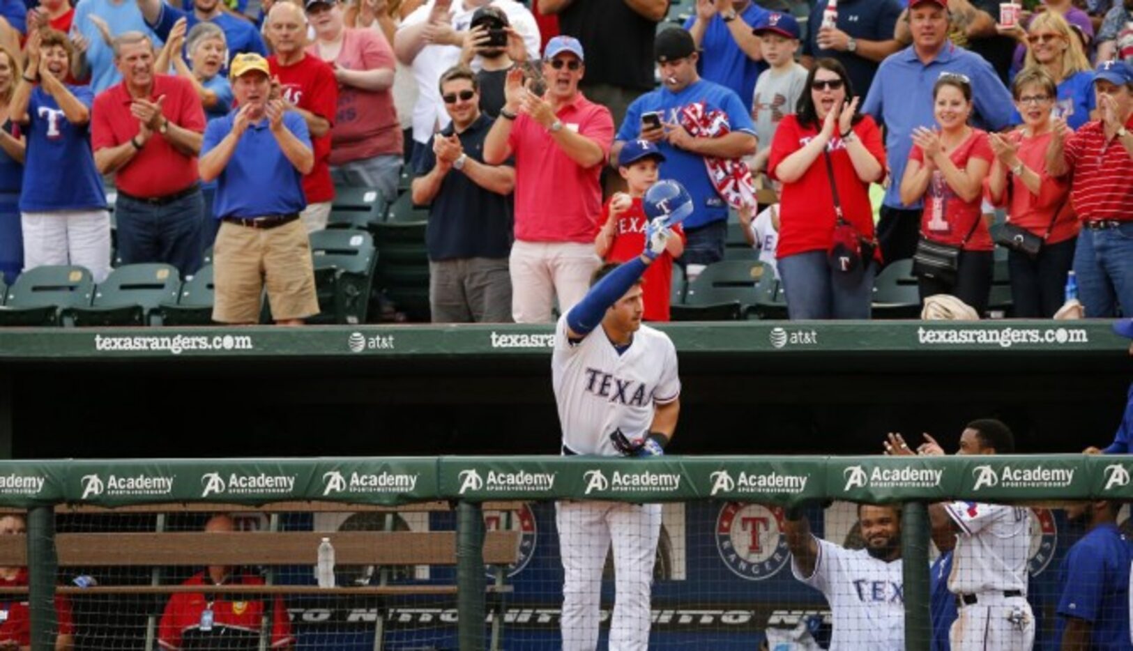 Joey Gallo (13) saluda a la multitud en el Globe Life Park de Arlington luego de anotar un...