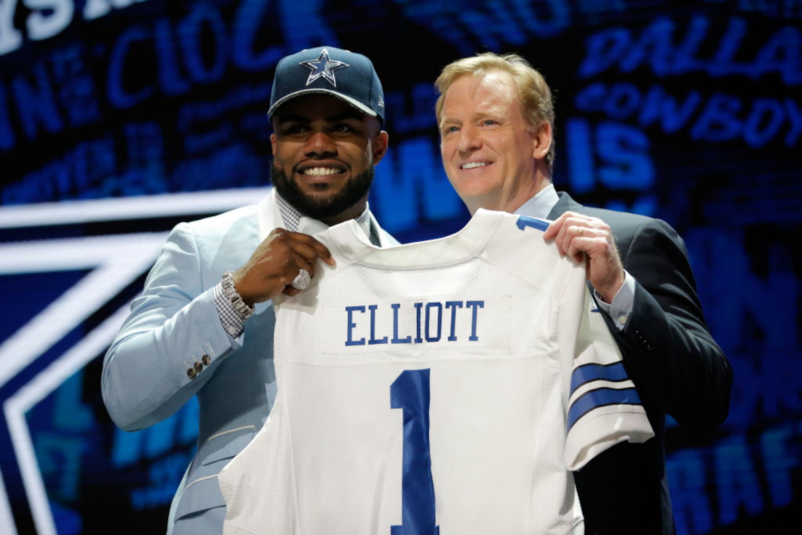 Ezekiel Elliott's first big purchase as a Dallas Cowboy? A St. Louis-area  house for his mother 