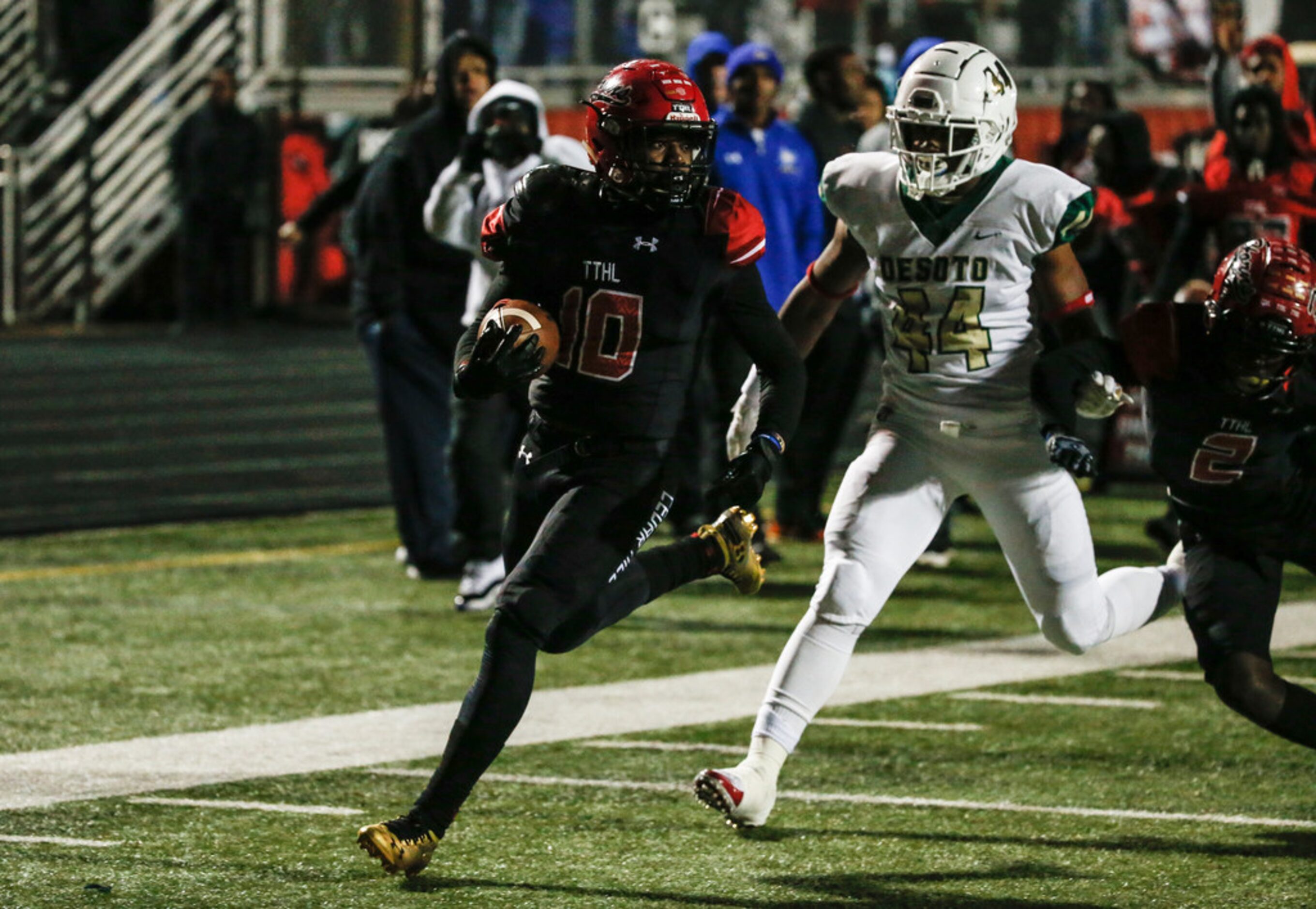 Cedar Hill running back Corrie Allen (10) scores past DeSoto linebacker DeMarcus Jackson...