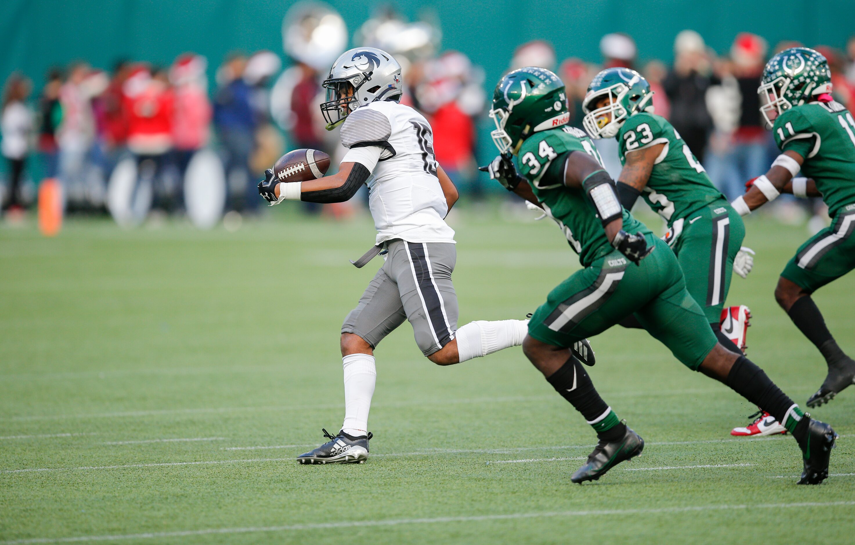 Dention Guyer senior wide receiver D'marcus Howard (15) breaks past the Arlington defense...