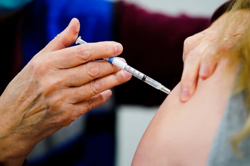 Un trabajador sanitario aplica una dosis de la vacuna covid-19 el 15 de diciembre de 2021...
