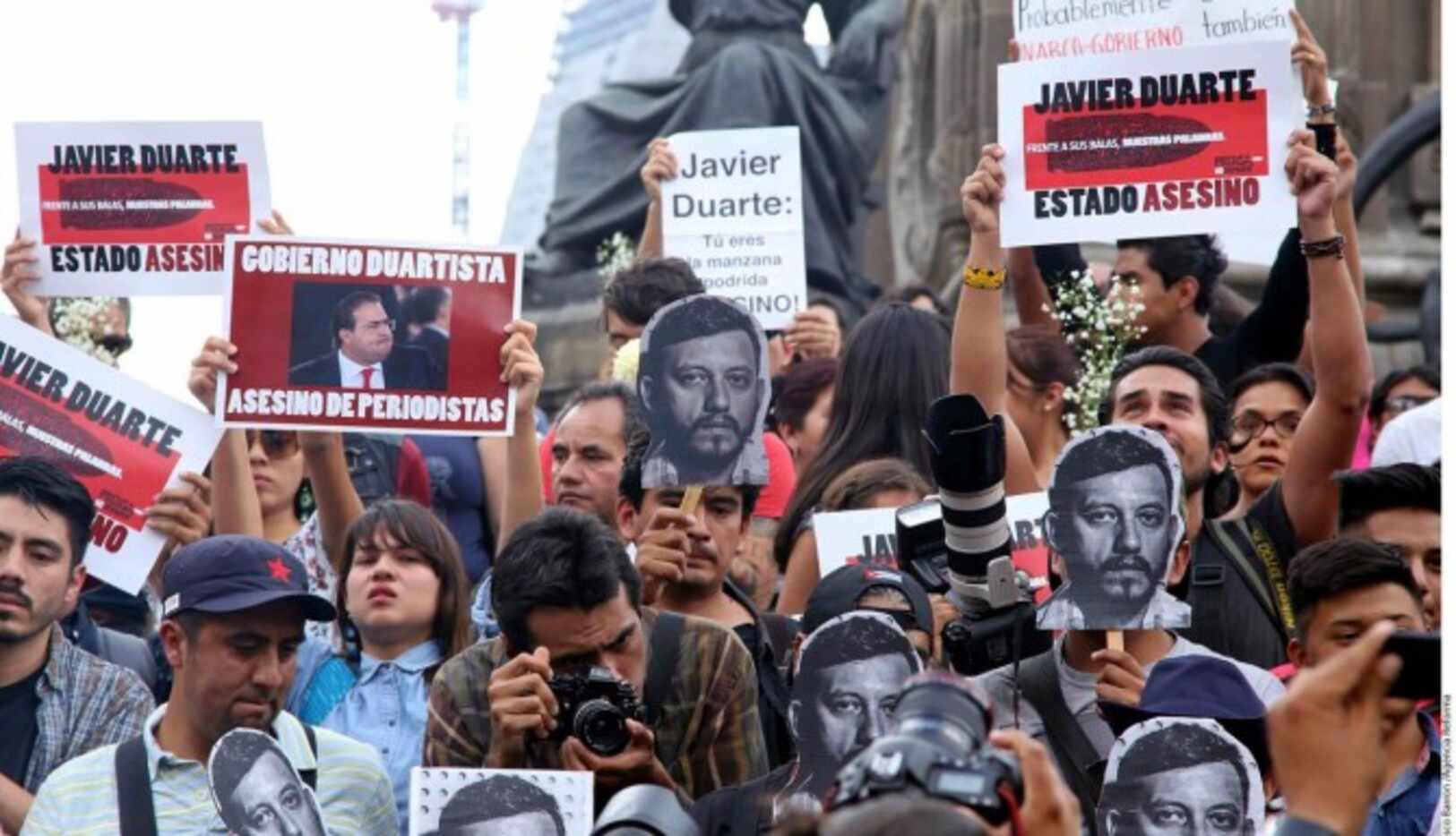 Periodistas en la Ciudad de México protestan por la muerte del fotógrafo Rubén Espinosa y...