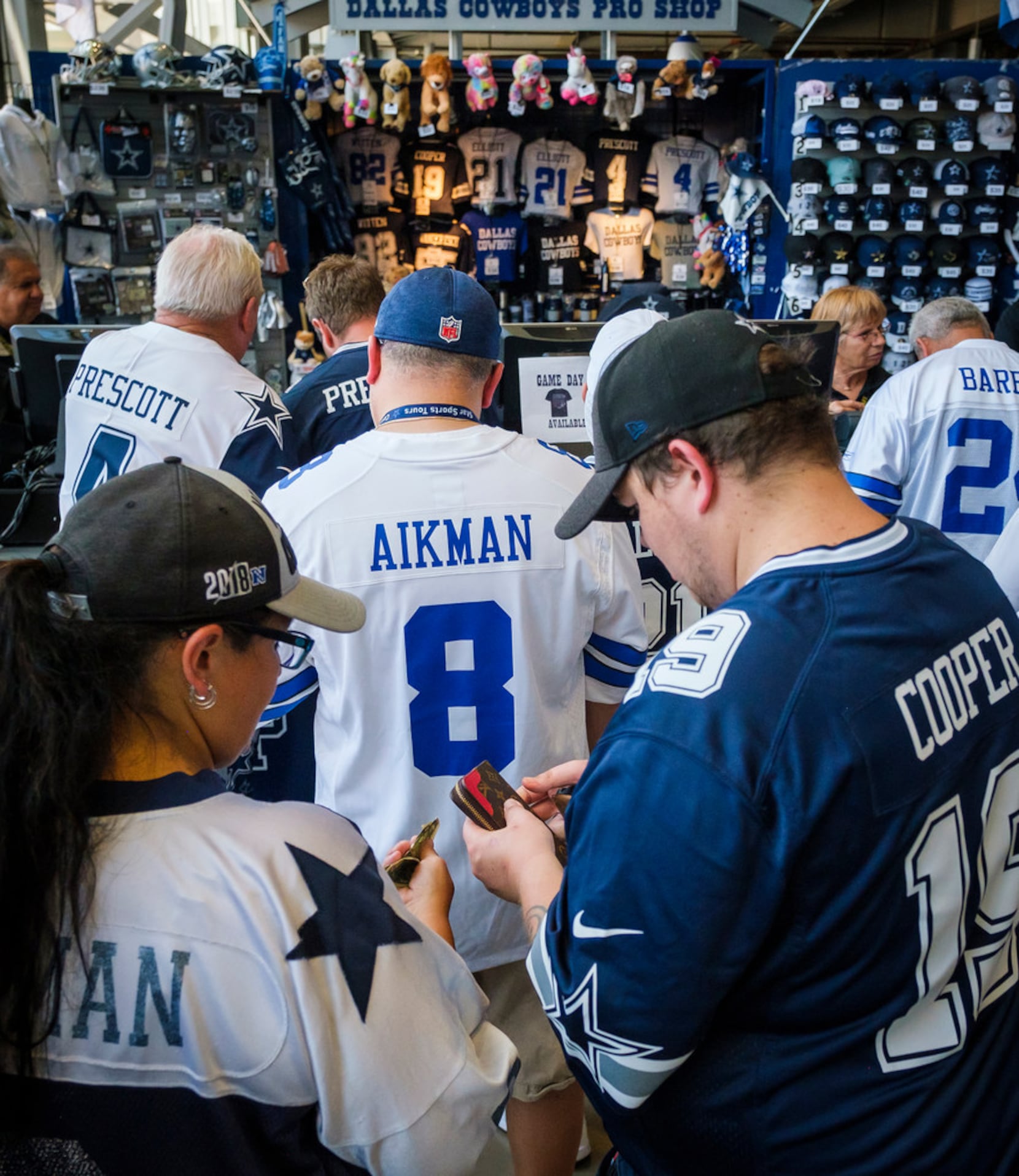 PHOTOS: Grand entrance! Ezekiel Elliott, Cowboys players arrive for 2019  season opener vs. Giants