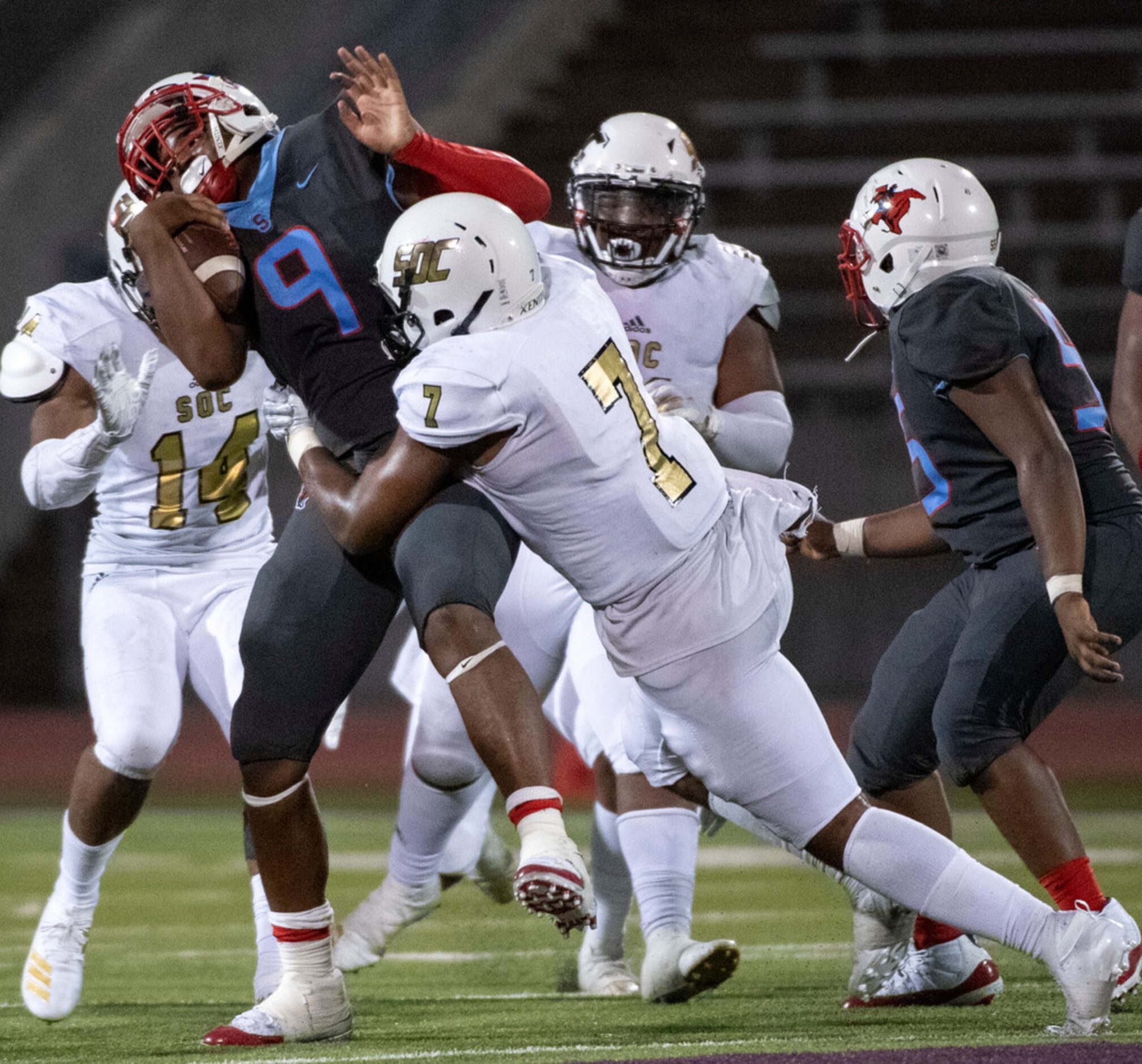 South Oak Cliff junior linebacker Jai Jones (7) hits Skyline sophomore quarterback Darryl...