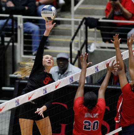 Lucas Lovejoy senior Averi Carlson (9) fires a shot against Manvel during the final set of...