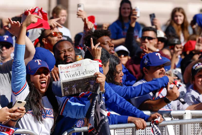 Fans alientan a los Texas durante el Victory Parade por Arlington.