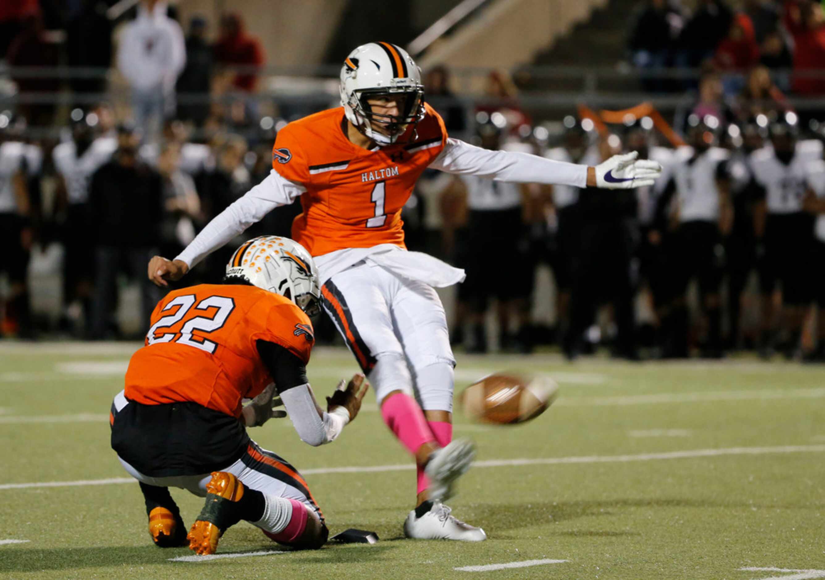 Haltom field goal kicker Hunter Villavicencio (1) kicks a field goal from holder Johnny...