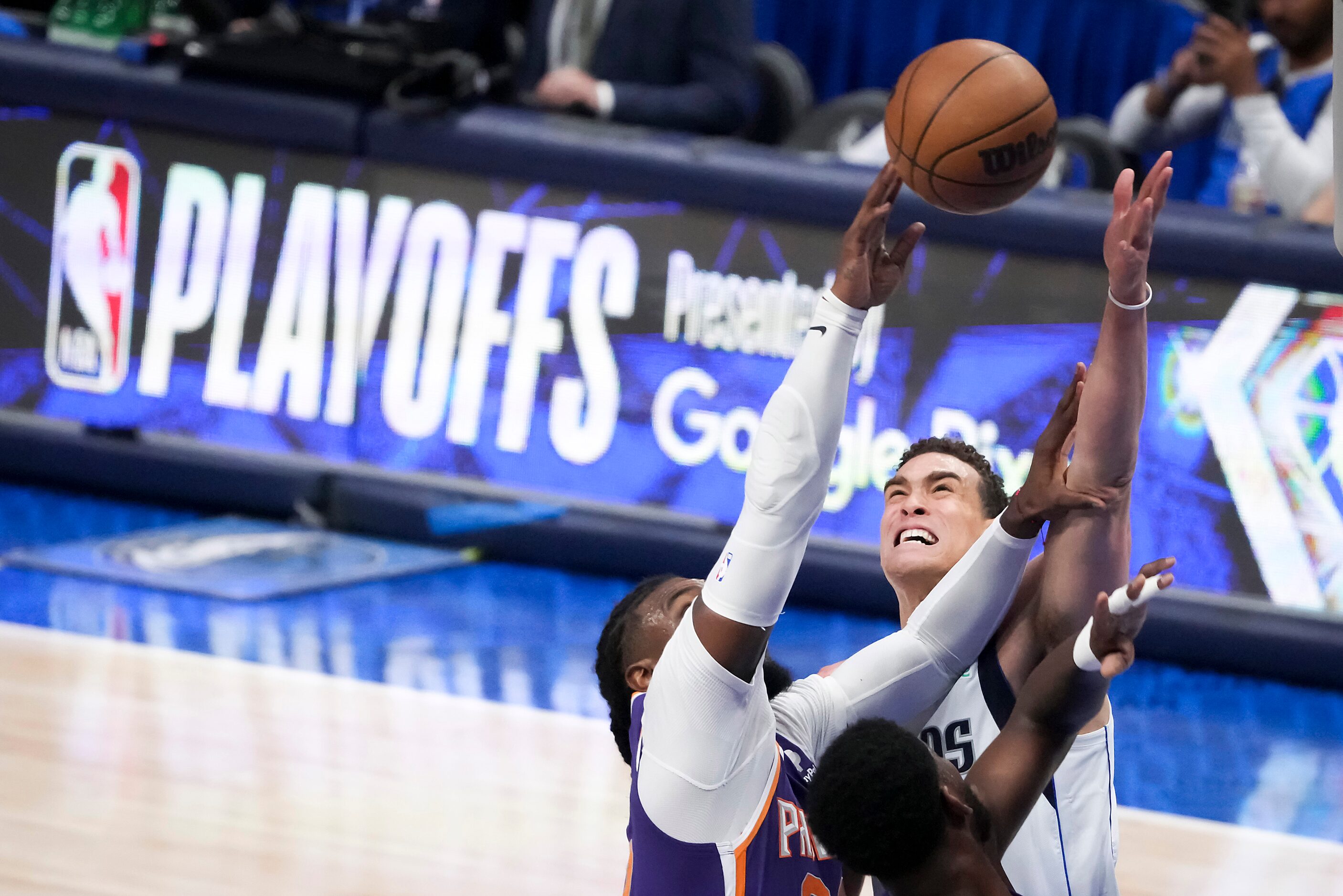 Phoenix Suns forward Jae Crowder (99) drives to the basket as Dallas Mavericks center Dwight...