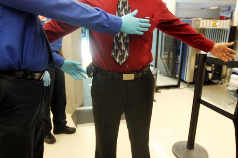 Chequeos de TSA en aeropuertos exponen a diario a pasajeros y agentes a coronavirus.