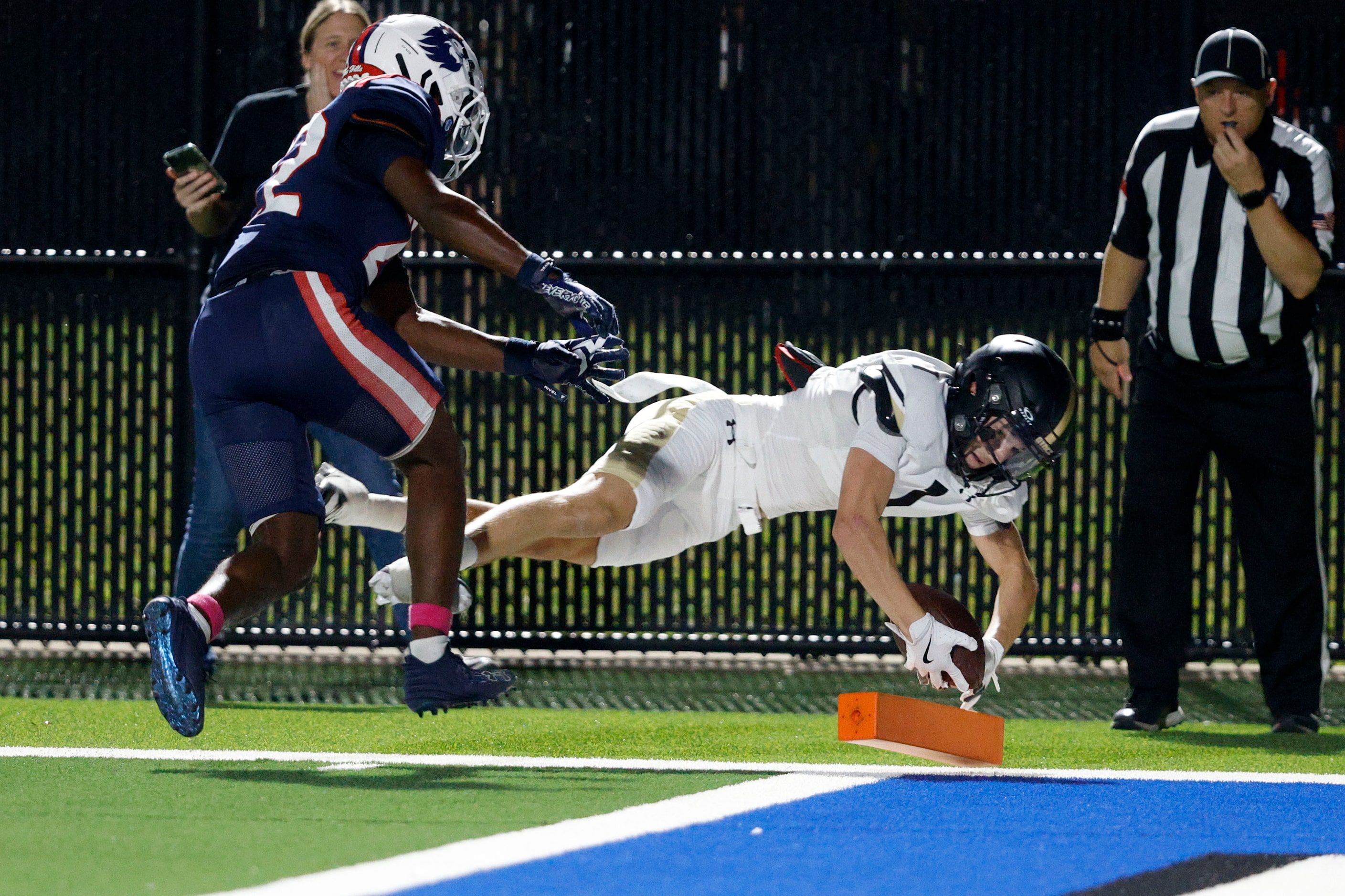 Fossil Ridge's Logan Taylor (1) scores a two-point conversion against Richland's Maximus...