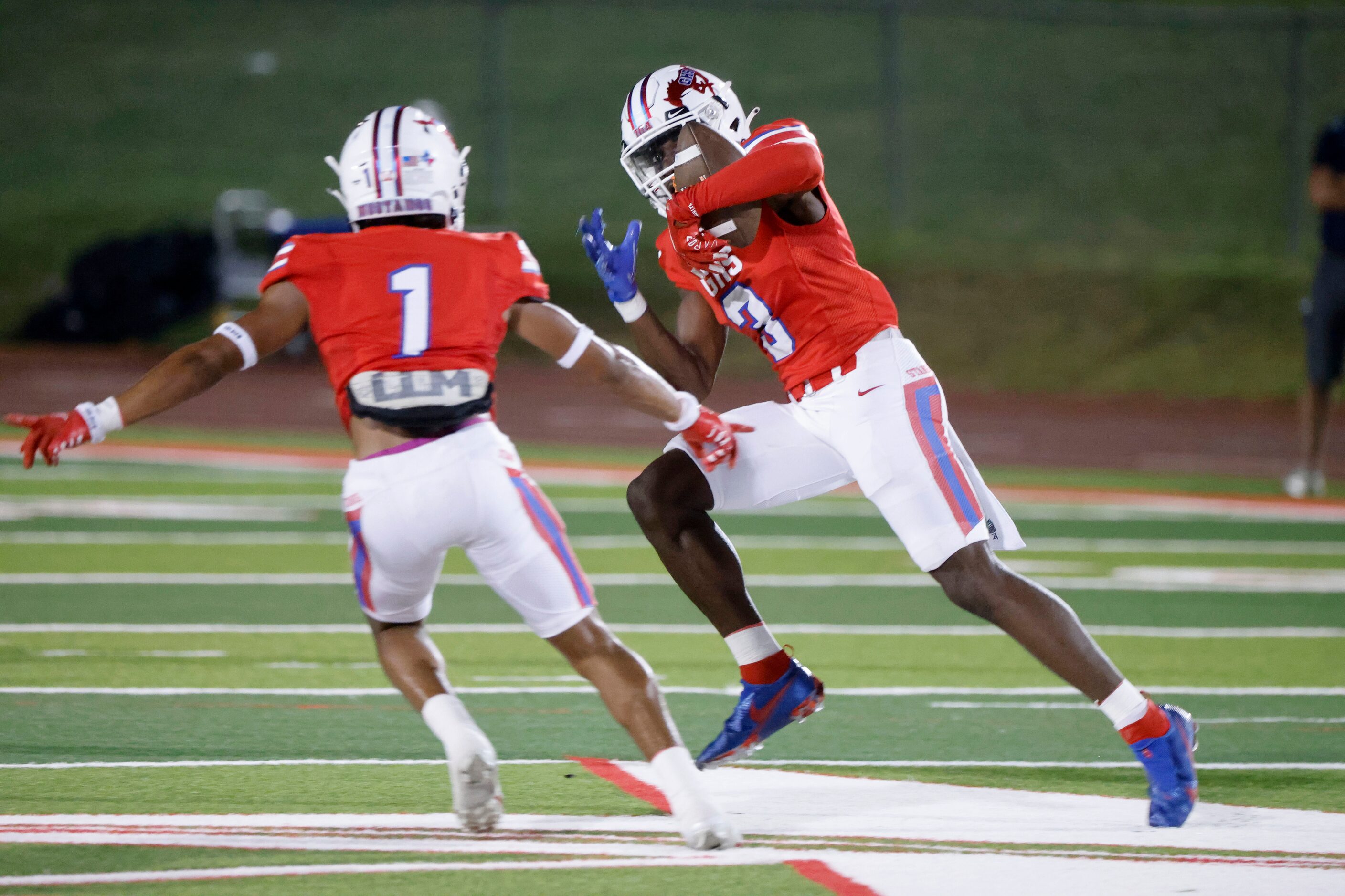 Grapevine player Bryson Davis (1) watches as Dereon Burns (3) makes an interception against...