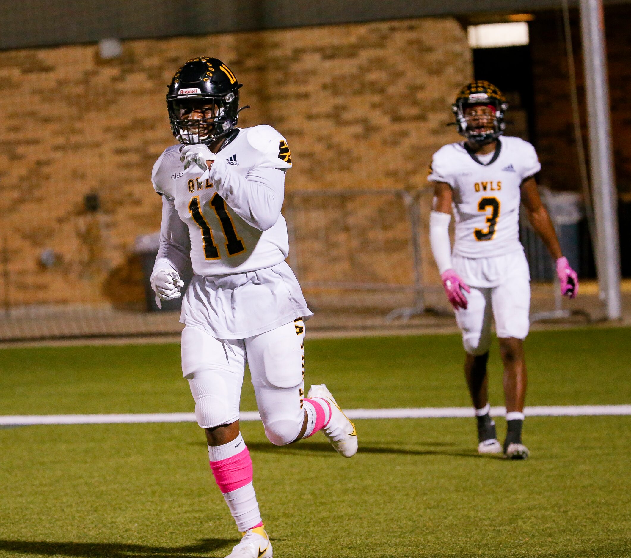 Garland’s Jaytric Geter (11) smiles after scoring a touchdown on a kickoff return during the...