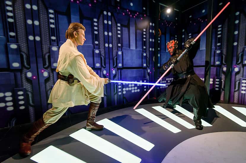 Figuras de cera de personajes de Star Wars Obi-Wan Kenobi (izq.)y Darth Maul en el museo...