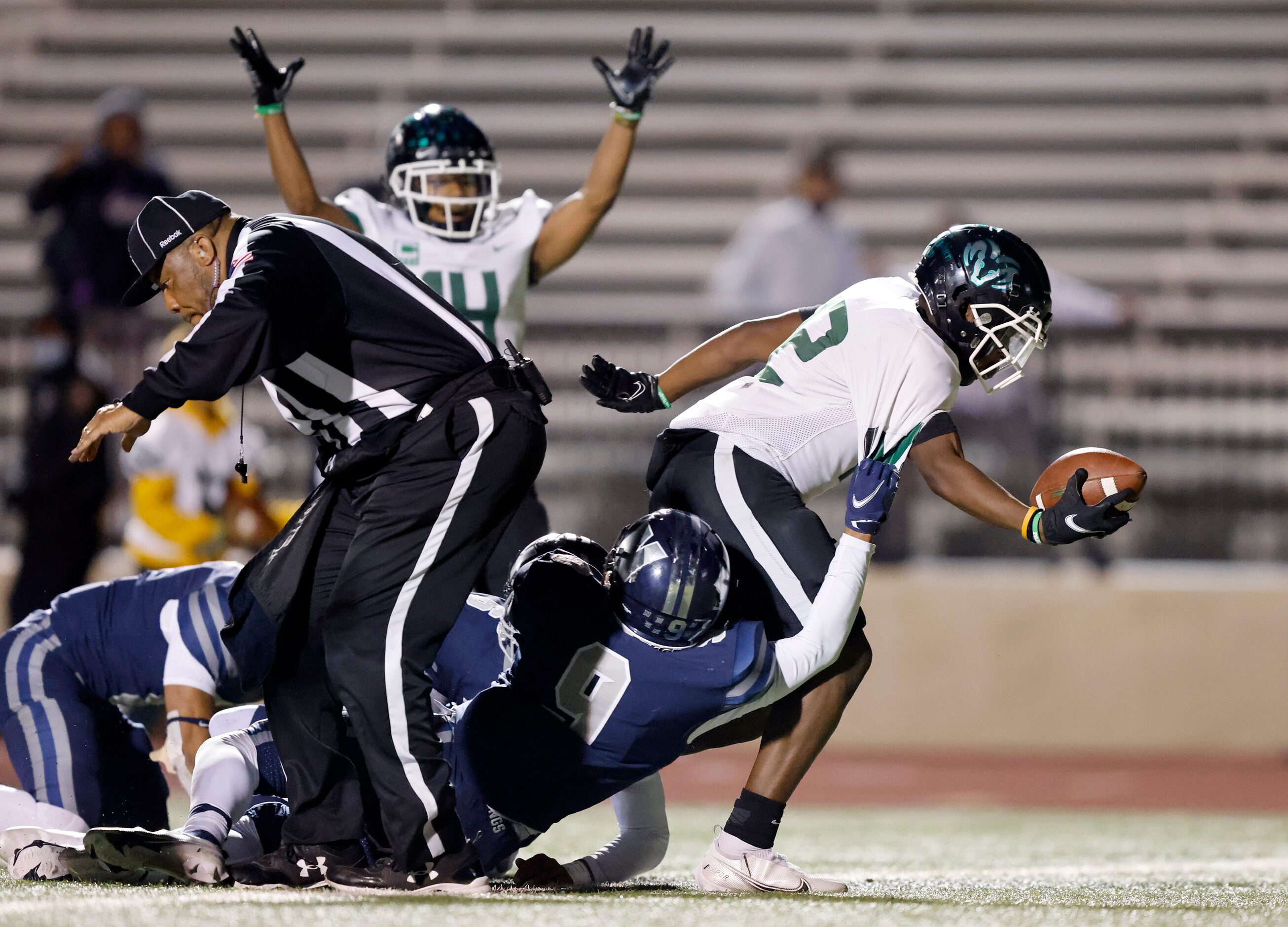 Richardson Berkner running back Jamary Williams (12) stretches across the goal line for the...