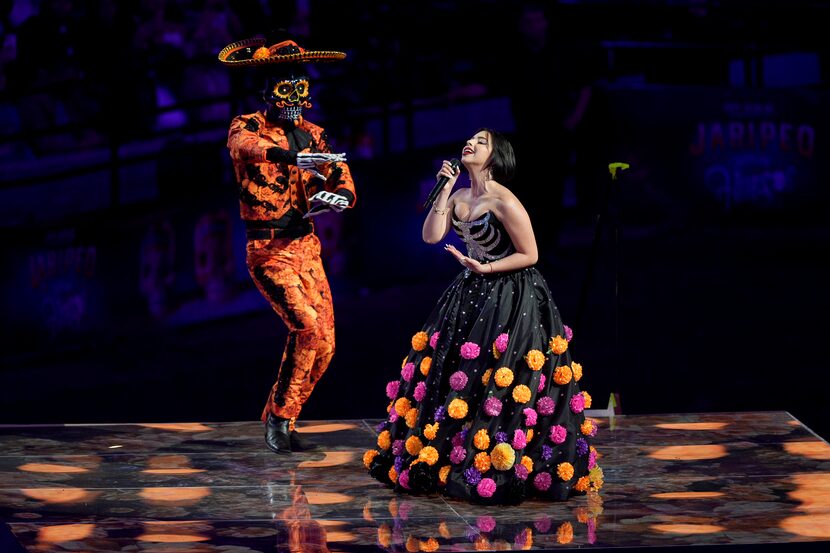 Ángela Aguilar, hija de Pepe Aguilar, canta en el espectáculo "Jaripeo hasta los huesos tour...