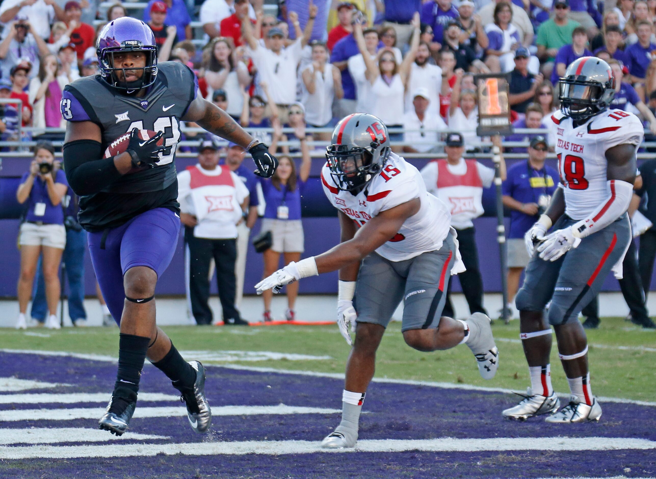 TCU Horned Frogs tight end Cliff Murphy (43) catches a third quarter touchdown pass past...