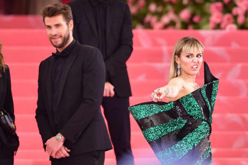 Liam Hemsworth y Miley Cyrus en la Gala del Met 2019.