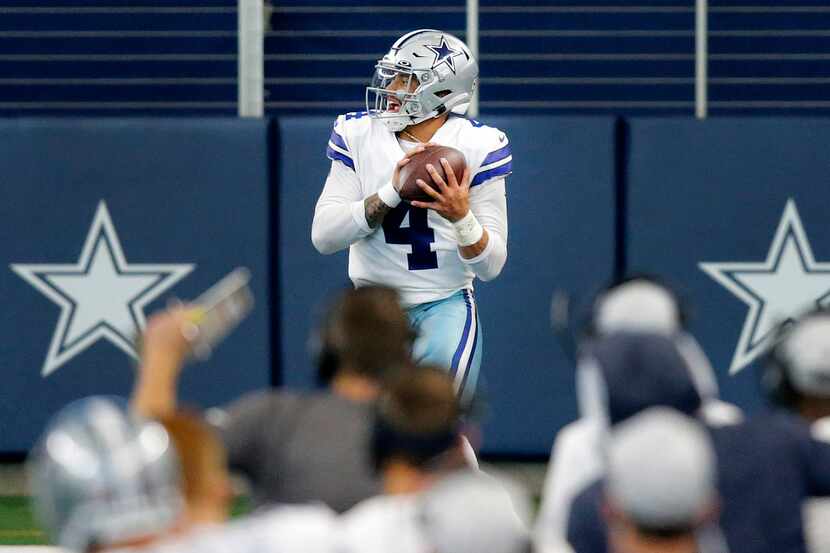 Dallas Cowboys quarterback Dak Prescott (4) catches a touchdown pass against the New York...