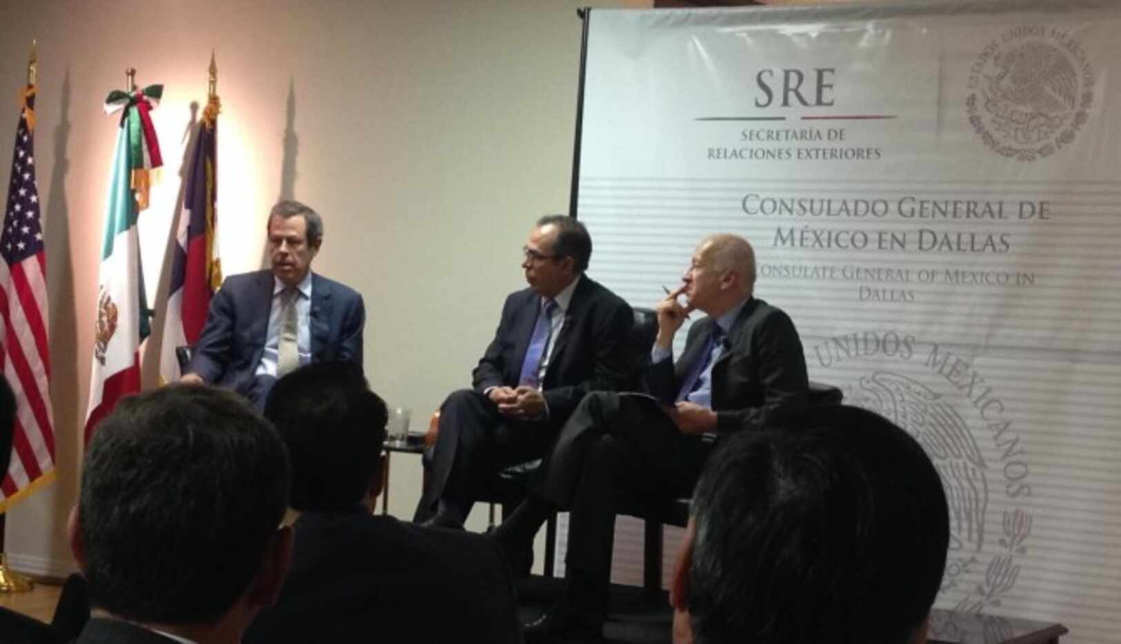 
				Ex embajador de México a la ONU Enrique Berruga (izq.) participa en una conferencia...