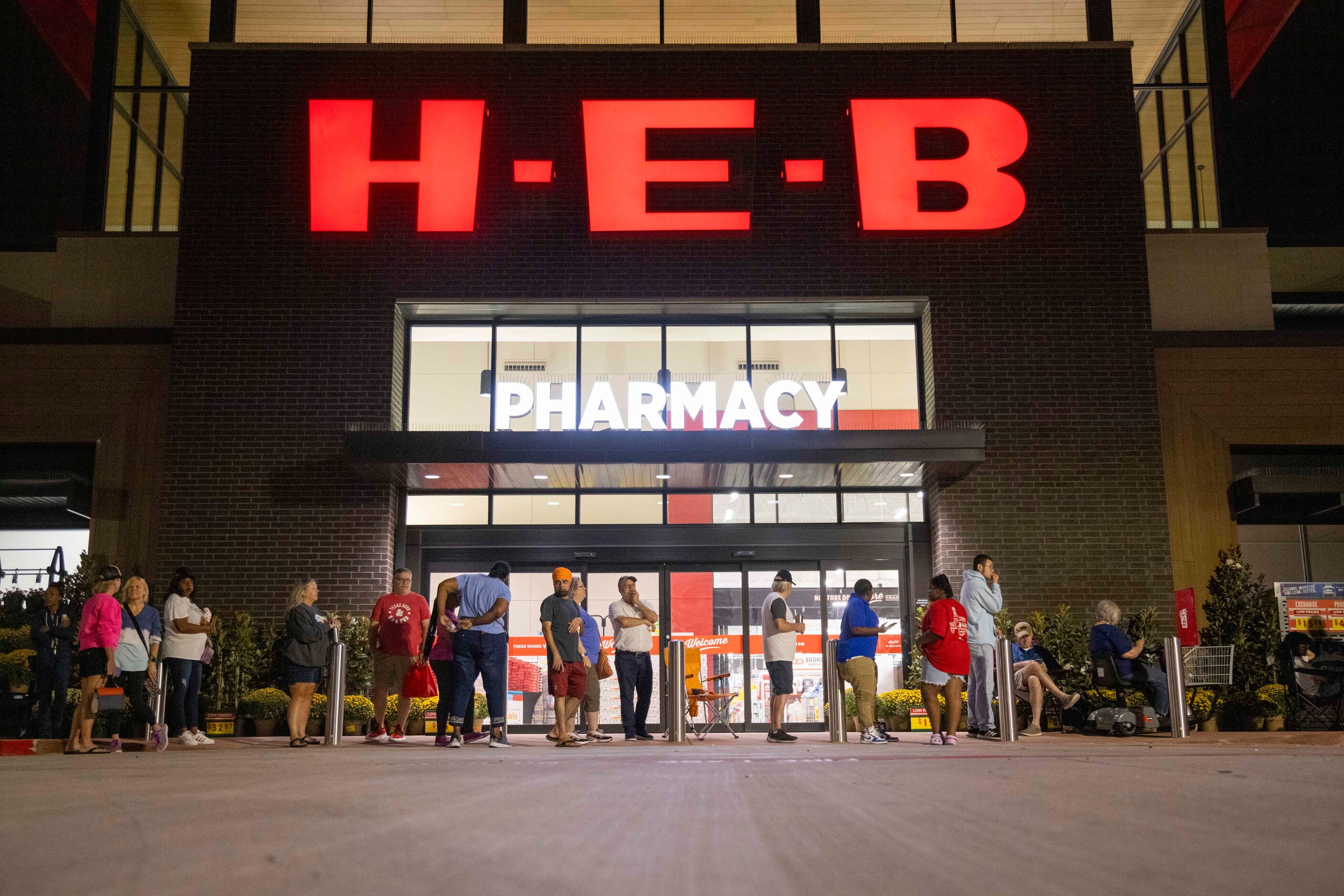 People wait in line before the grand opening of the H-E-B store in Allen on Wednesday, Oct....