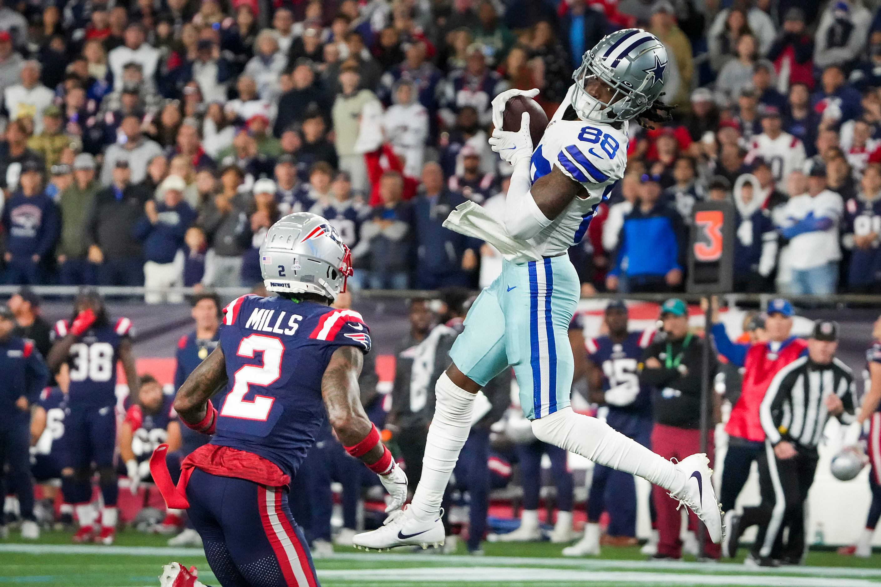 Dallas Cowboys wide receiver CeeDee Lamb (88) catches a 24-yard pass on a 3rd-and-25 play...