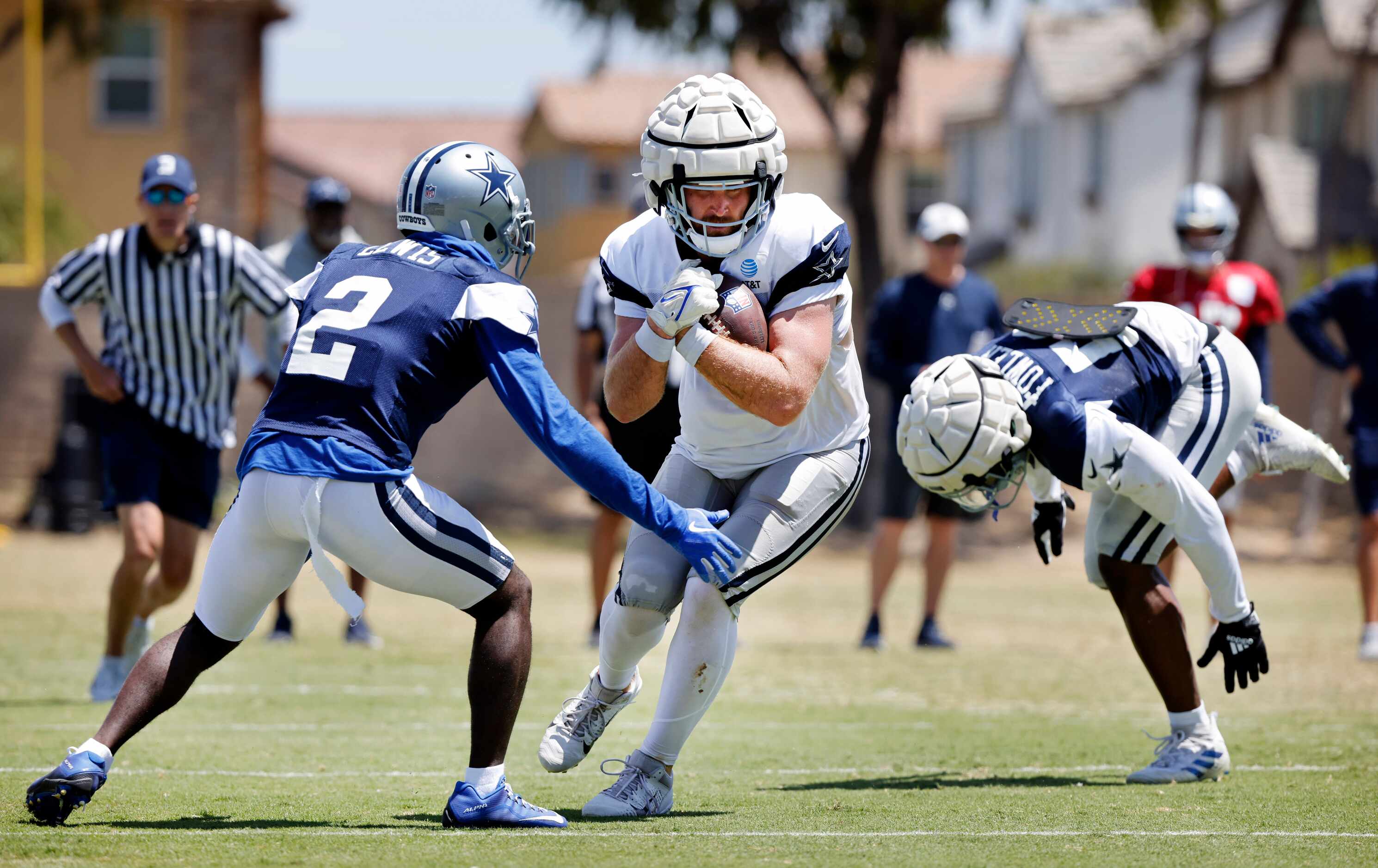 Dallas Cowboys tight end Dalton Schultz (86) pulls in a pass completion as cornerback...