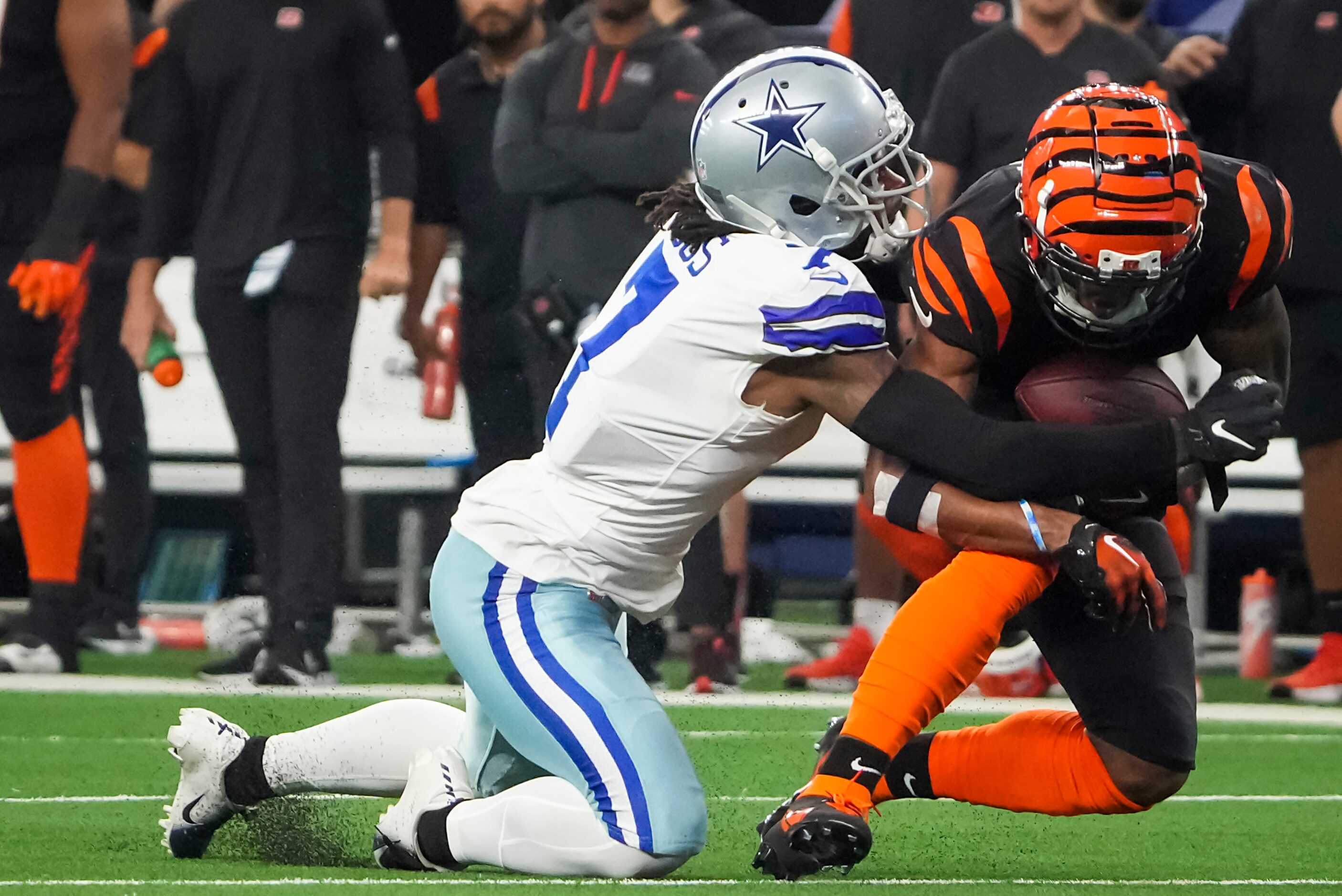 Cincinnati Bengals wide receiver Ja'Marr Chase (1) catches a pass for a first down on a...