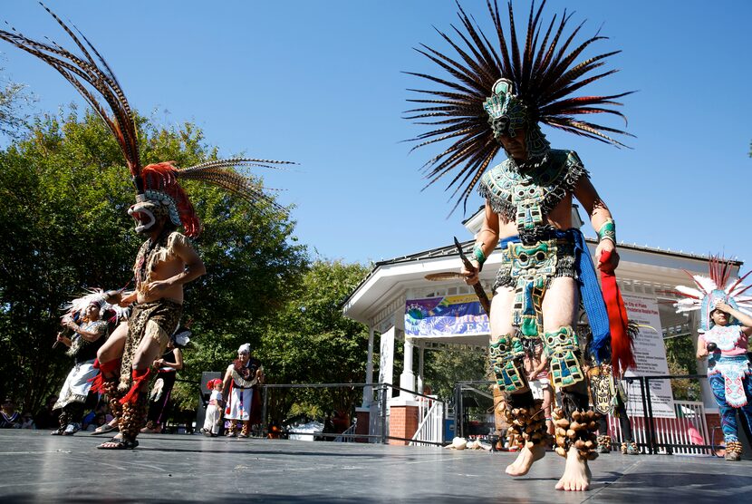 Matachines del grupo de baile tradicional azteca Ollin-Tonalzin se presentan en el Festival...