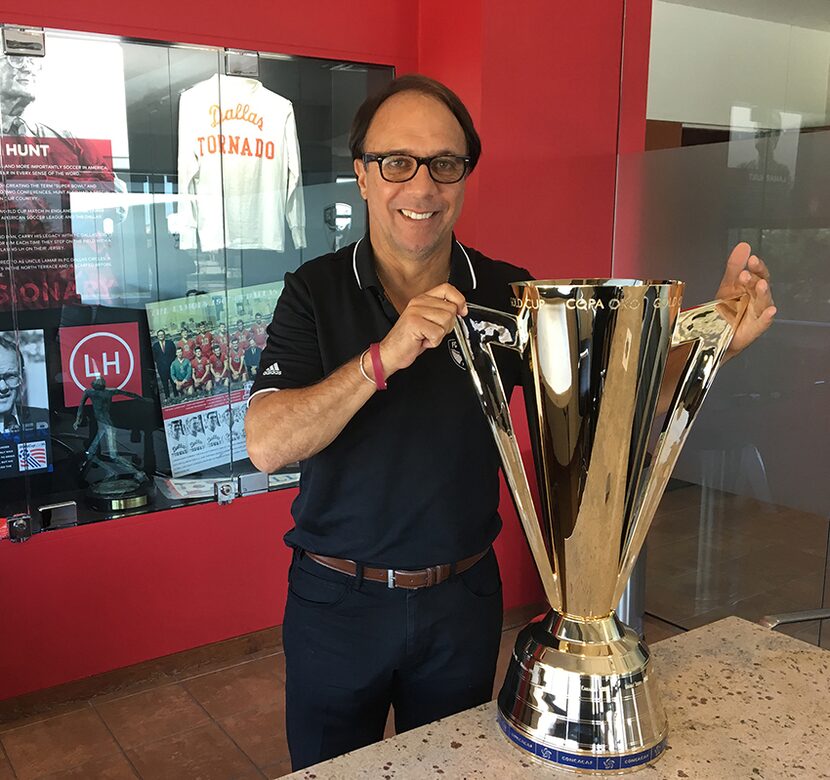 Fernando Clavijo con el trofeo de la Copa Oro, que estuvo en exhibición este pasado fin de...