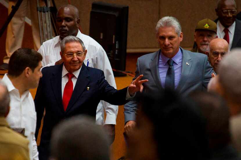 En esta imagen distribuida por el periódico estatal Cubadebate, el presidente de Cuba, Raúl...