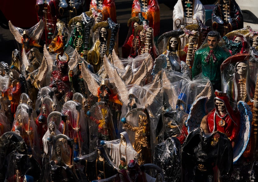 Los vendedores exhiben estatuas ornamentadas de "La Santa Muerte", en el barrio de Tepito de...