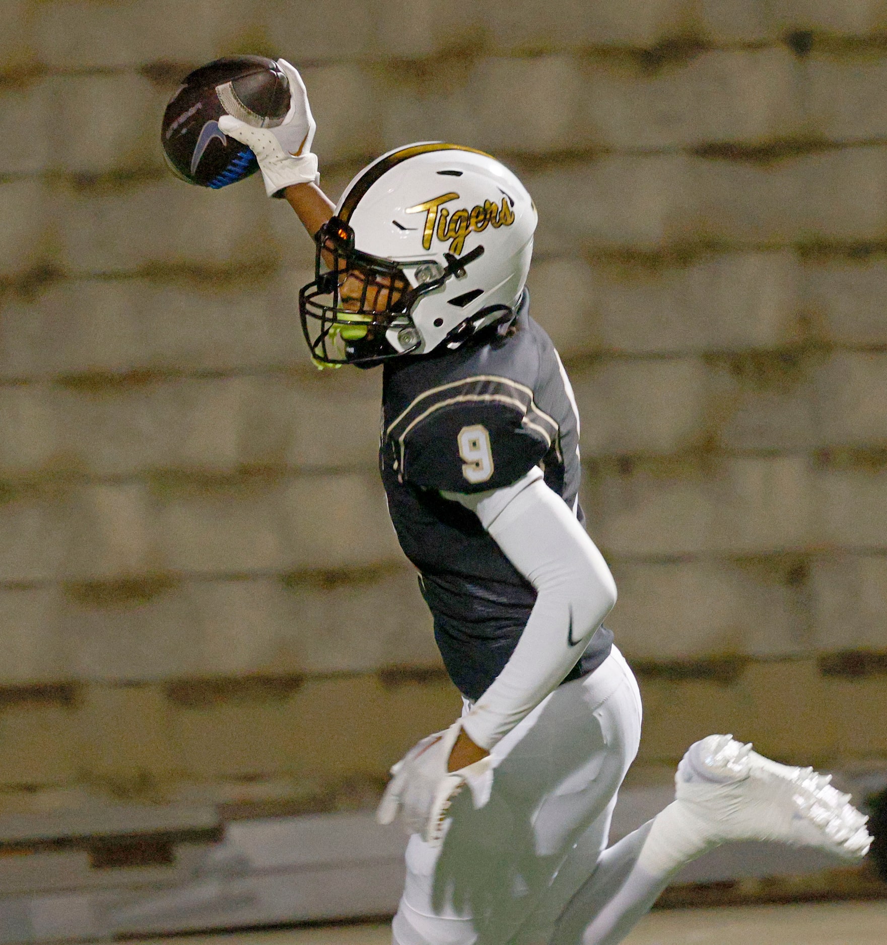 Mansfield's Zavyj Jenkins (9) scores a touchdown over Weatherford in the first half of a...