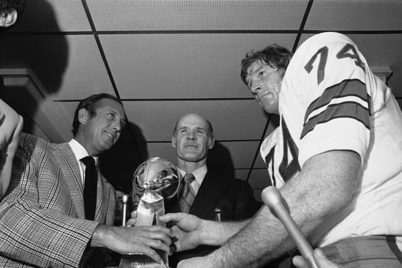 National Football League Commissioner Pete Rozelle, left, presents Vince Lombardi trophy to...