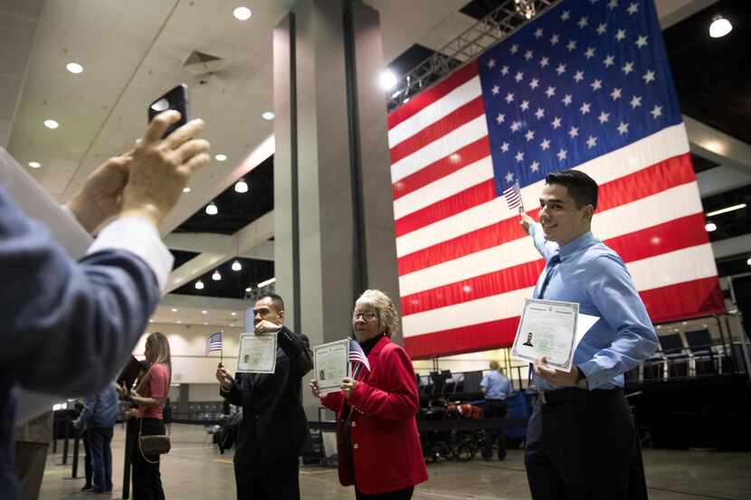 Erik Danialian, un inmigrante iraní de 21 años, posa frente a una bandera de Estados Unidos...