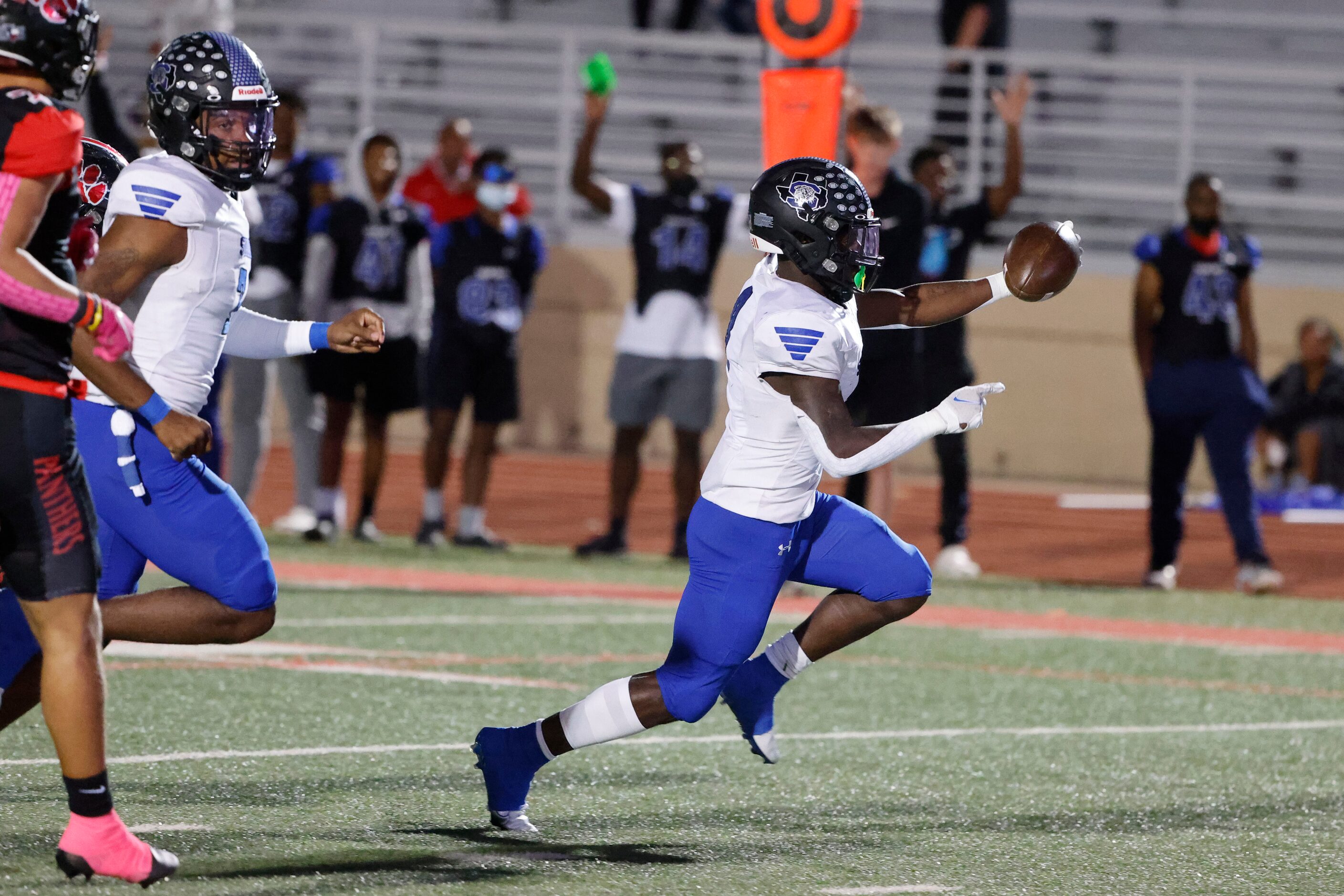 Mansfield Summit running back  Keon Hobbs, center, scores a touchdown against Colleyville...