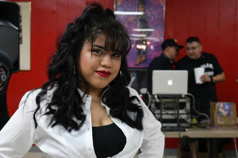 Jennifer Terrazas de 22 años de edad se disfraza de Selena Quintanilla para concurso en el...