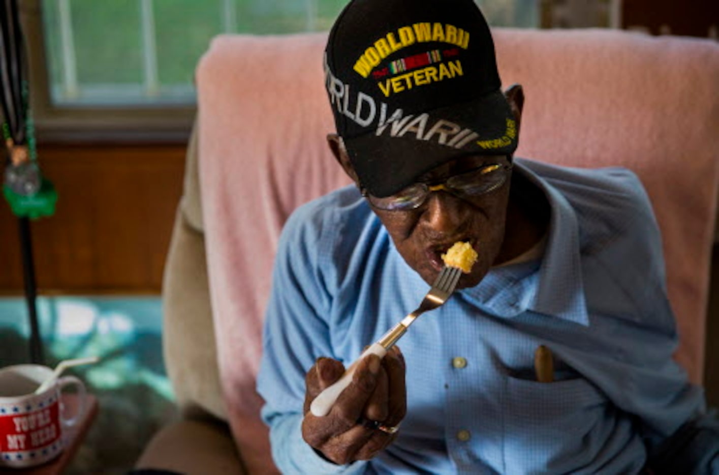 Richard Overton desayuna waffles y cinnamon rolls.
