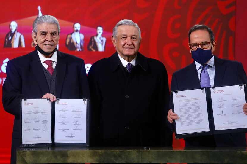 El Presidente Andrés Manuel López Obrador (centro) firmó acuerdo sobre outsourcing con los...