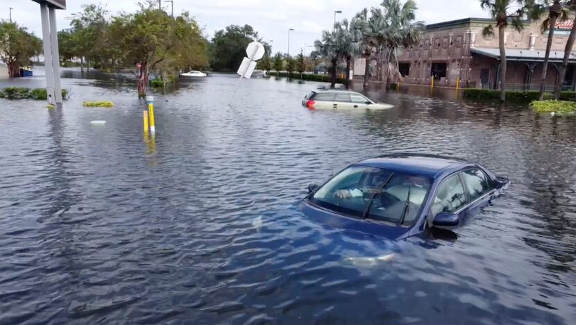 Esta imagen tomada por un dron proporcionada por Kairat Kassymbekov muestra una inundación...