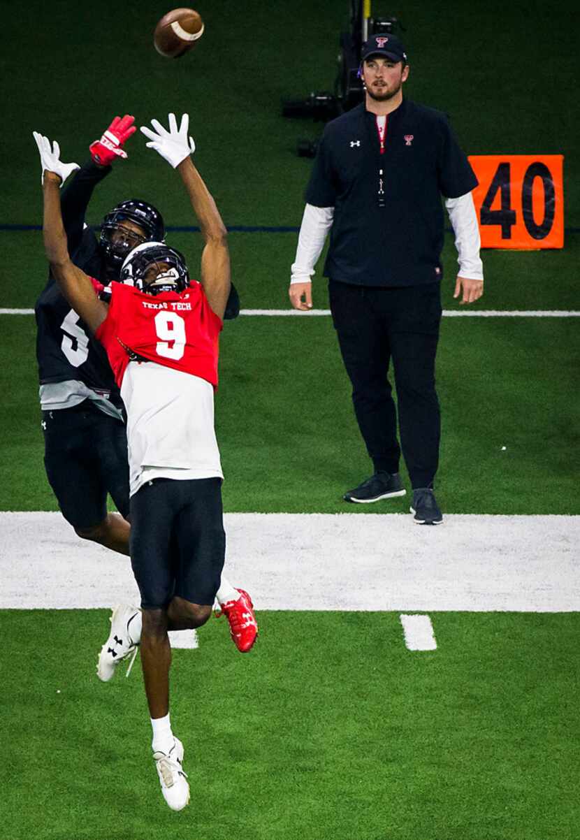 Texas Tech wide receiver T.J. Vasher (9) reaches for a pass as defensive back Octavious...
