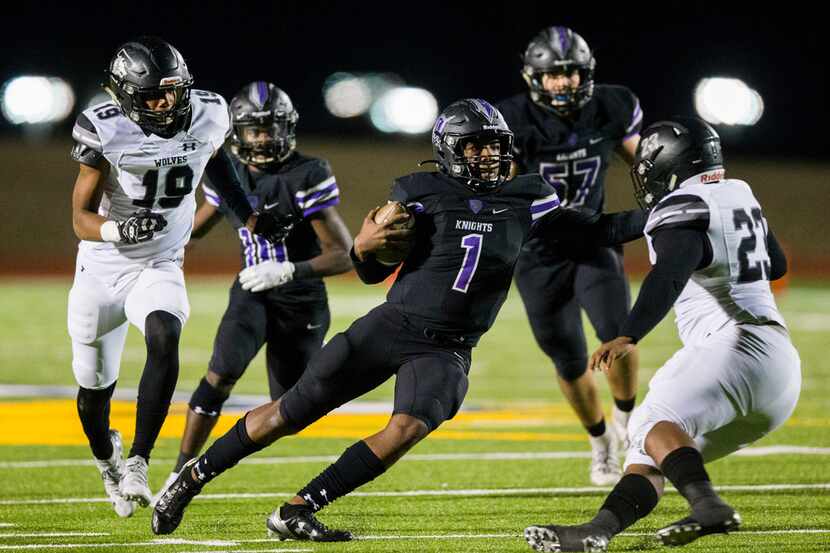 Frisco Independence quarterback Braylon Braxton (1) runs the ball to the end zone for a...