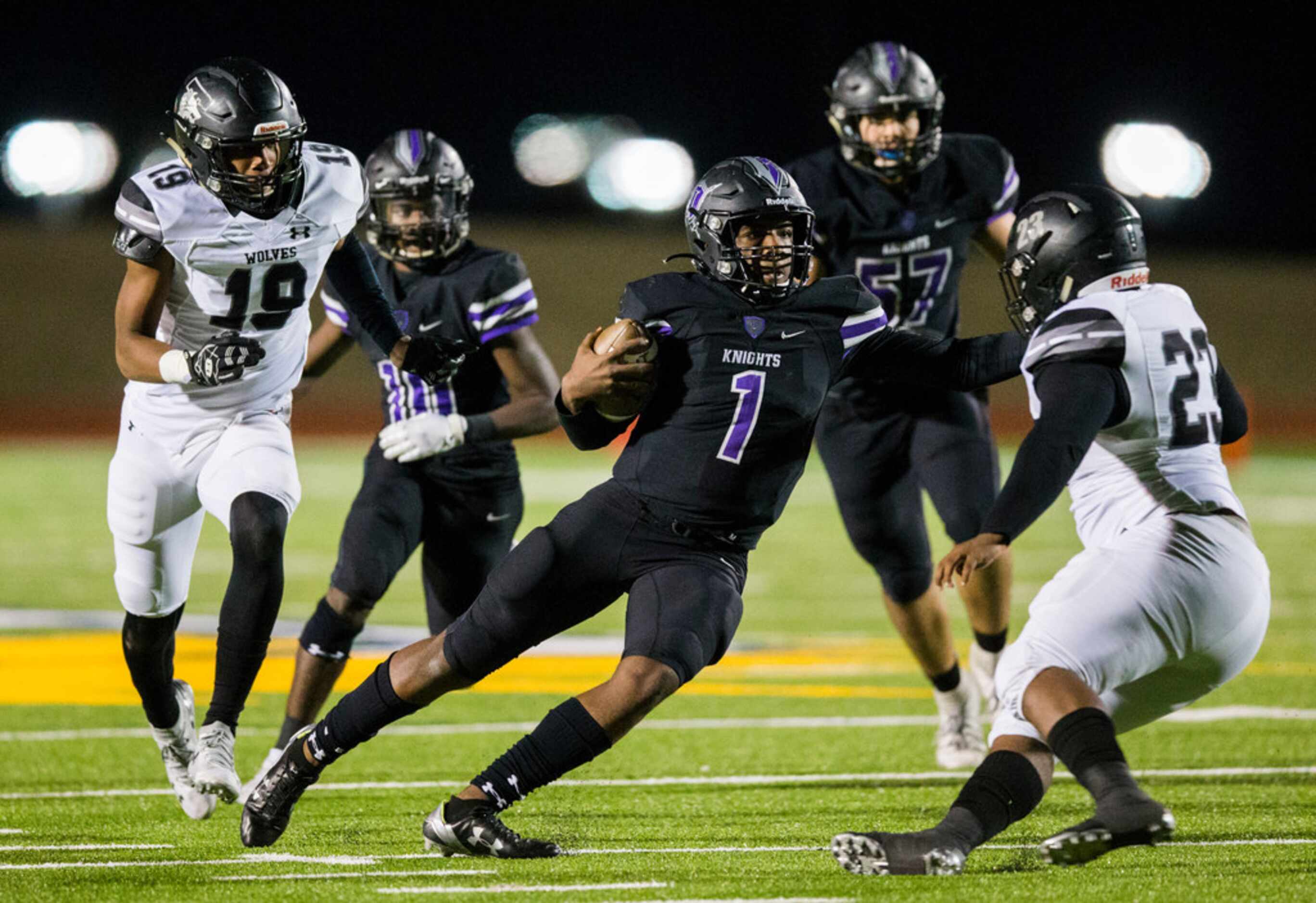 Frisco Independence quarterback Braylon Braxton (1) runs the ball to the end zone for a...