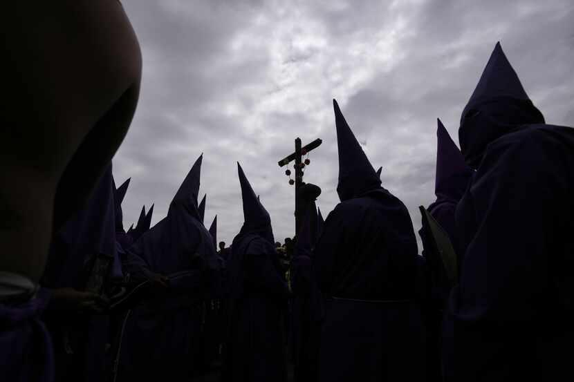 Penitentes católicos llamados "Cucuruchos" en la procesión "Jesús del Gran Poder", en Quito,...