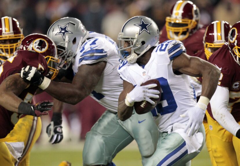 Dallas Cowboys running back DeMarco Murray (29) rushes up the field in a game against the...