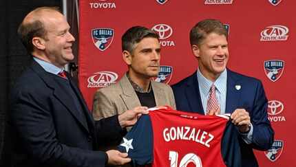 Dan Hunt (left) and Clark Hunt (right) pose with new FC Dallas head coach Luchi Gonzalez....