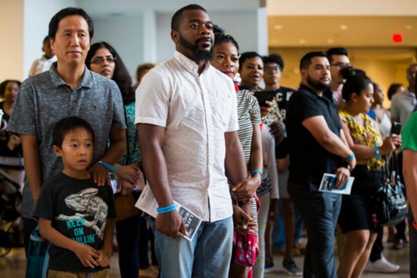 Personas observan una presentación de tambores africanos en el Museo de Arte de Dallas,...