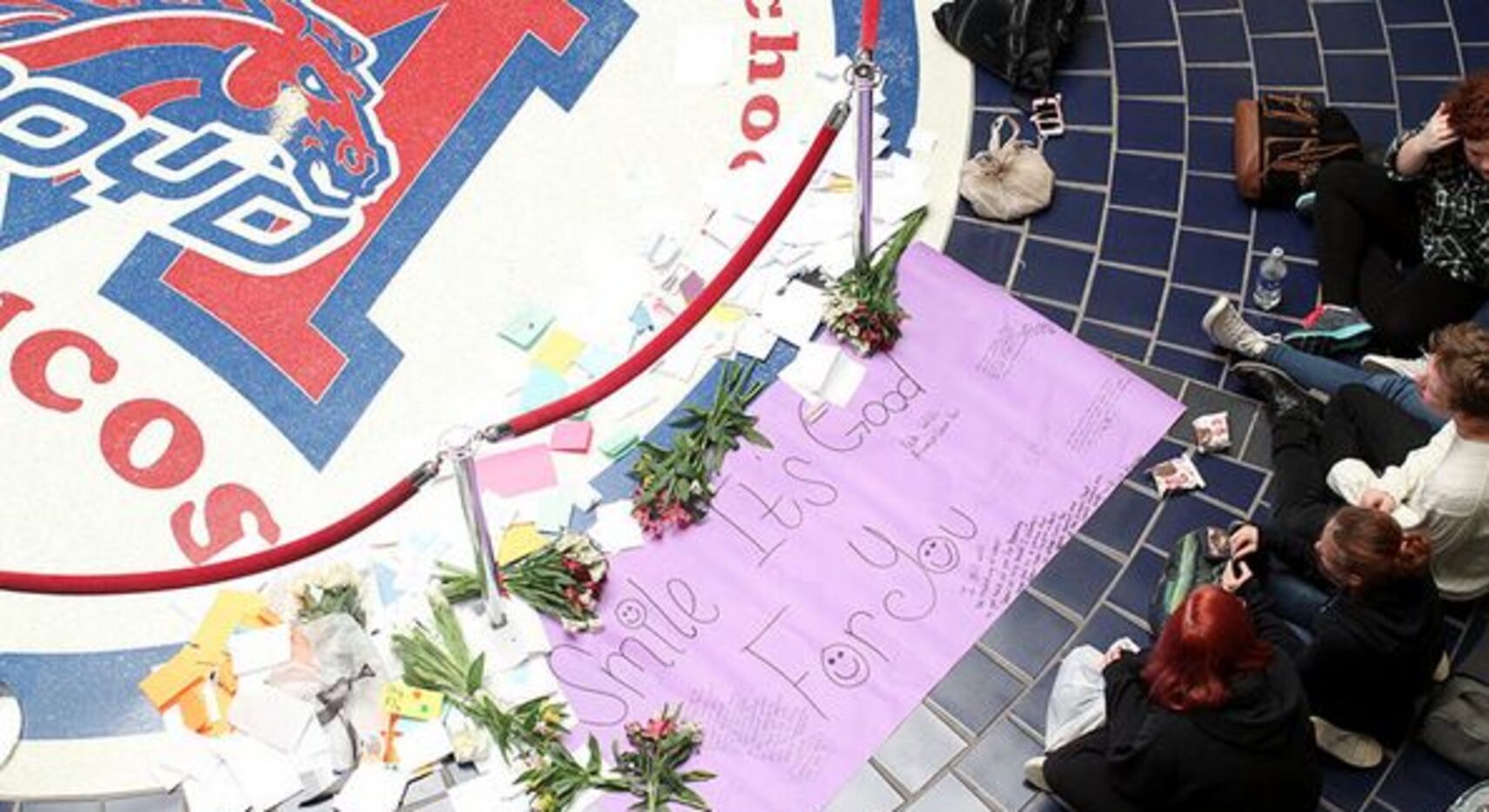 Estudiantes de la preparatoria McKinney Boyd colocan flores y tarjetas en la escuela en...